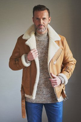Herr Shearling Jacka i Rödbrun Färg – Naturligt Lammskinn, Asymmetrisk Dragkedja, Kort Modell