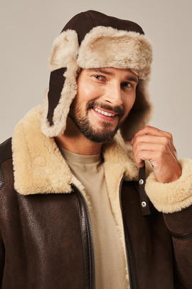 Brun skinnmössa herr med lammpäls – Vinter pilotmössa i äkta lammskinn
