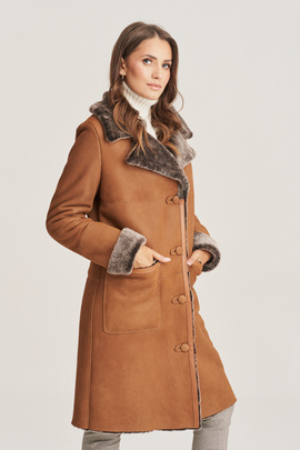 Brun shearling kappa dam – knälång, elegant och varm