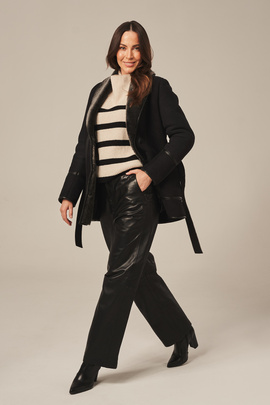 Damsk Fårskinnsjacka i Mörkblå Färg med Skinnbälte